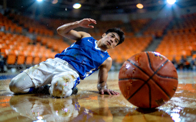 篮球比赛中球员意外滑倒的囧态