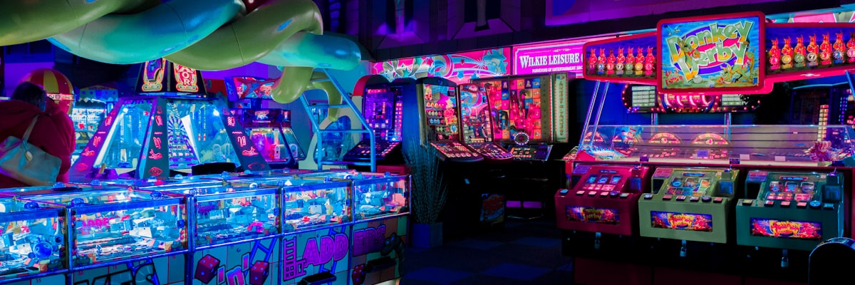 电竞比赛现场选手专注操作键盘鼠标