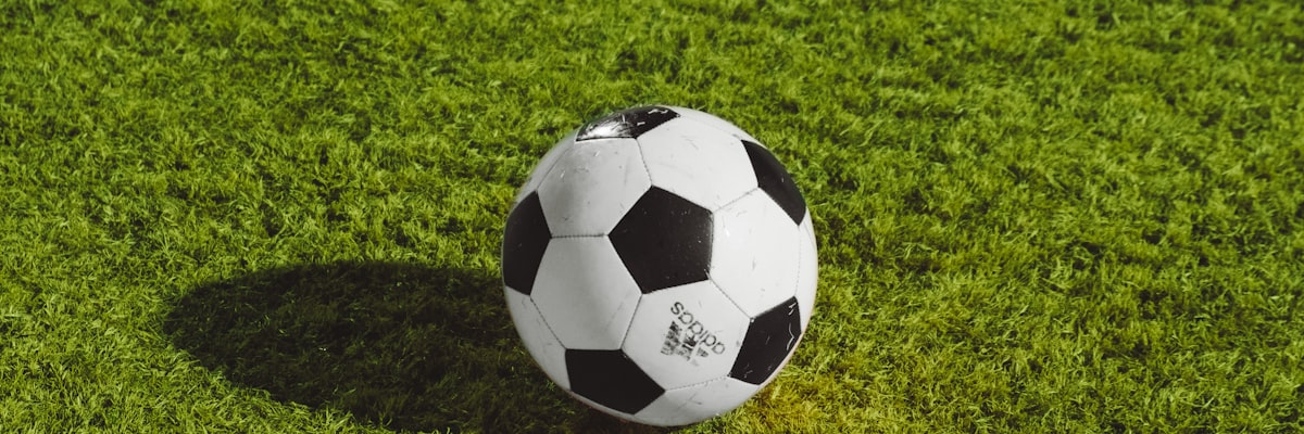 欧冠联赛焦点战足球运动员激烈拼抢瞬间